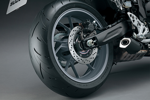 後煞車採用和單活塞卡鉗 + 240mm 碟盤