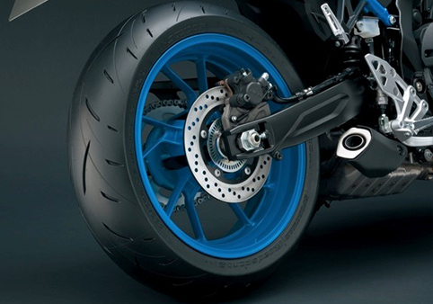 後煞車採用和單活塞卡鉗 + 240mm 碟盤