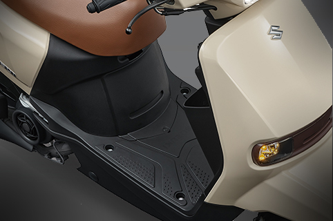 寬敞舒適的踏板空間