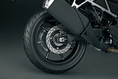 後煞車採用和單活塞卡鉗 + 260mm 碟盤